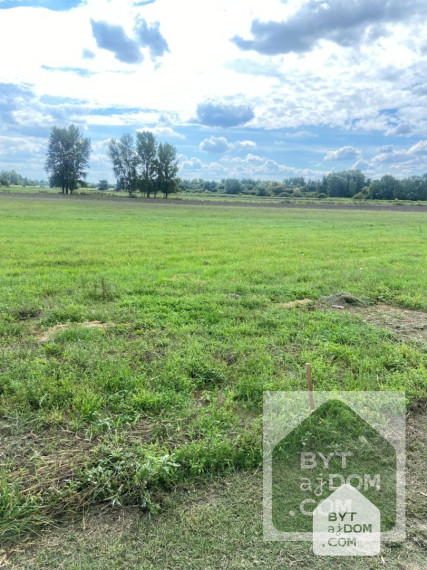 Výhodná investičná kúpa - predaj pozemku v Malých Levároch.