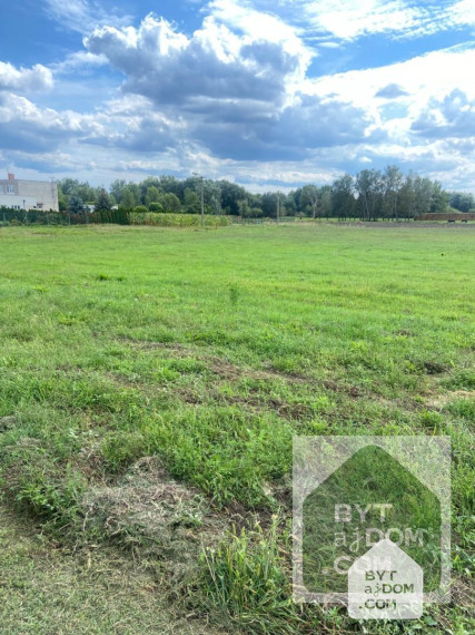 Výhodná investičná kúpa - predaj pozemku v Malých Levároch.