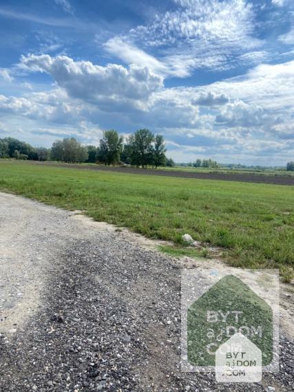 Výhodná investičná kúpa - predaj pozemku v Malých Levároch.