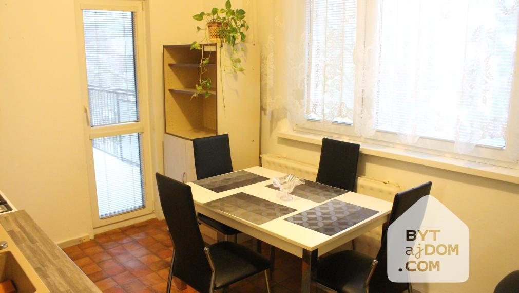 Na predaj priestranný 3-izbový byt v Lamači.