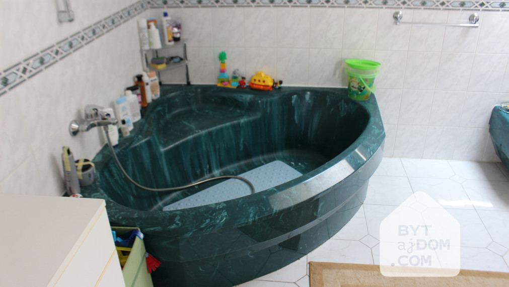 Na prenájom 5-izbový rodinný dom s veľkou garážou v Lamači.