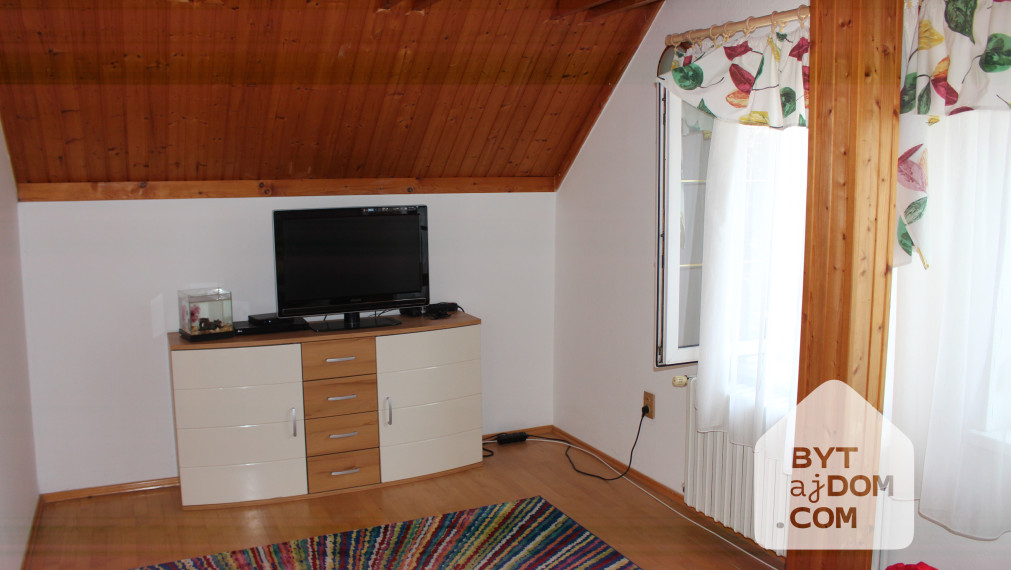 Na prenájom 5-izbový rodinný dom s veľkou garážou v Lamači.