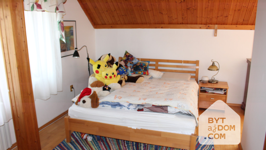 Na prenájom 5-izbový rodinný dom s veľkou garážou v Lamači.