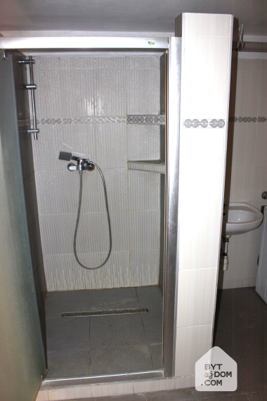 Na prenájom 5-izbový rodinný dom s veľkou garážou v Lamači.