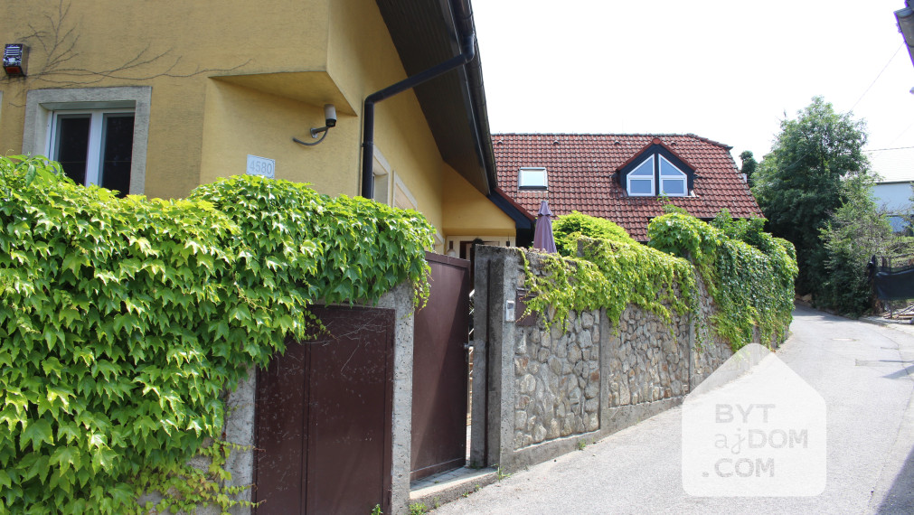 Na prenájom 5-izbový rodinný dom s veľkou garážou v Lamači.