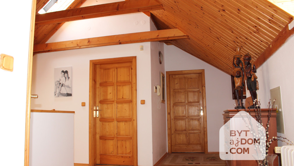 Na prenájom 5-izbový rodinný dom v Lamači.