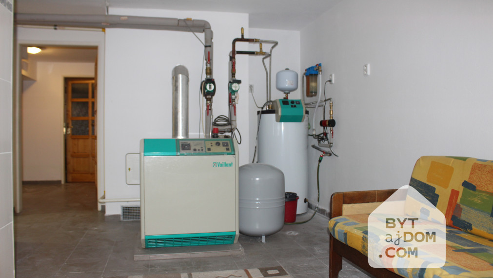 Na prenájom 5-izbový rodinný dom v Lamači.