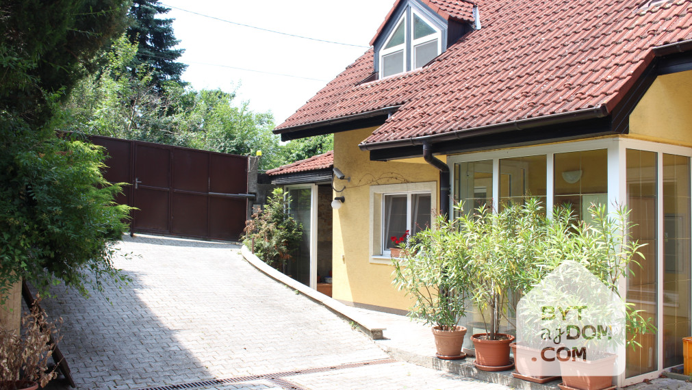 Na prenájom 5-izbový rodinný dom v Lamači.