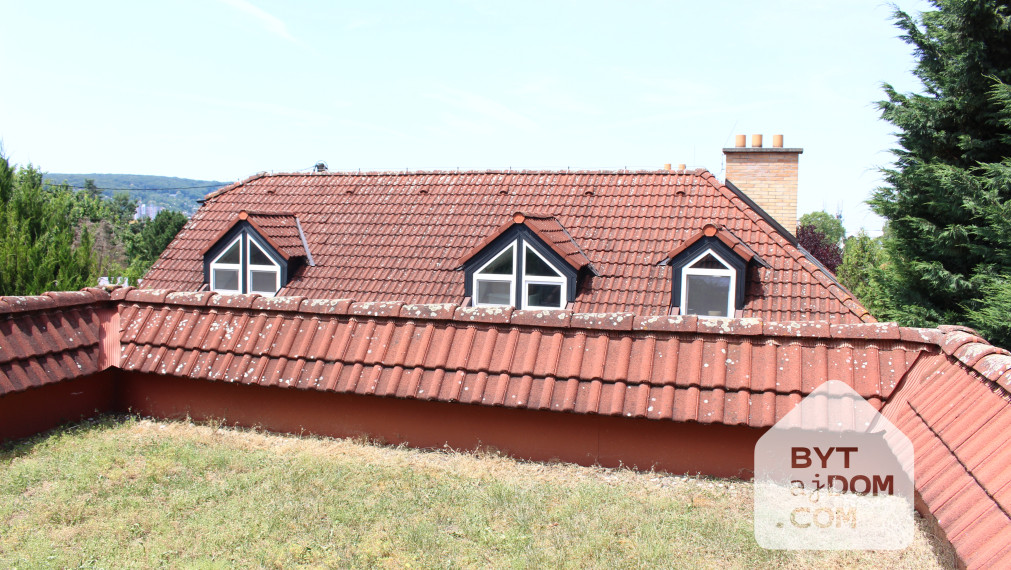 Na prenájom 5-izbový rodinný dom v Lamači.