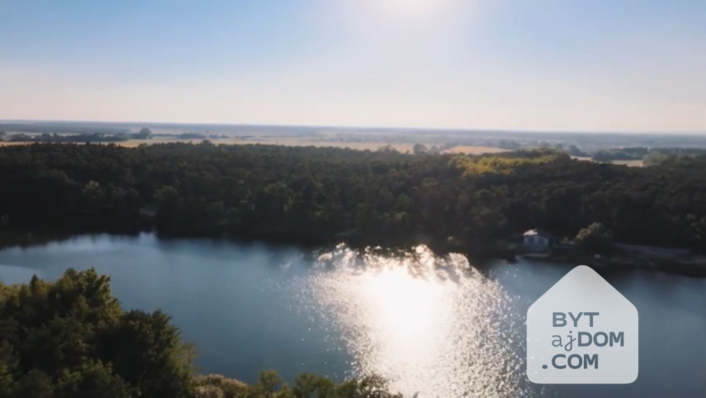 Predaj modernej chaty s pozemkom pri jazere v Záhorí