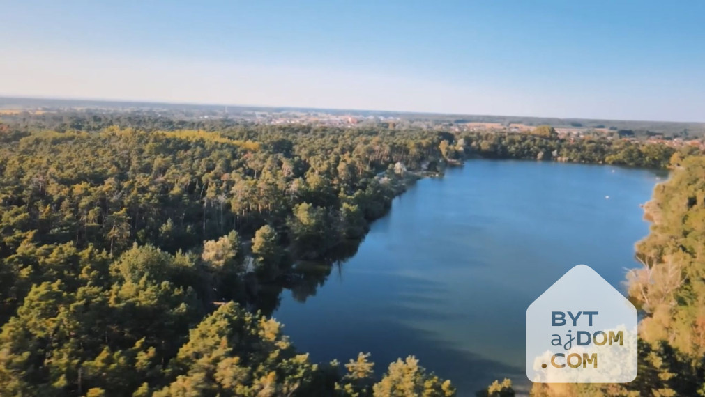 Predaj modernej chaty s pozemkom pri jazere v Záhorí