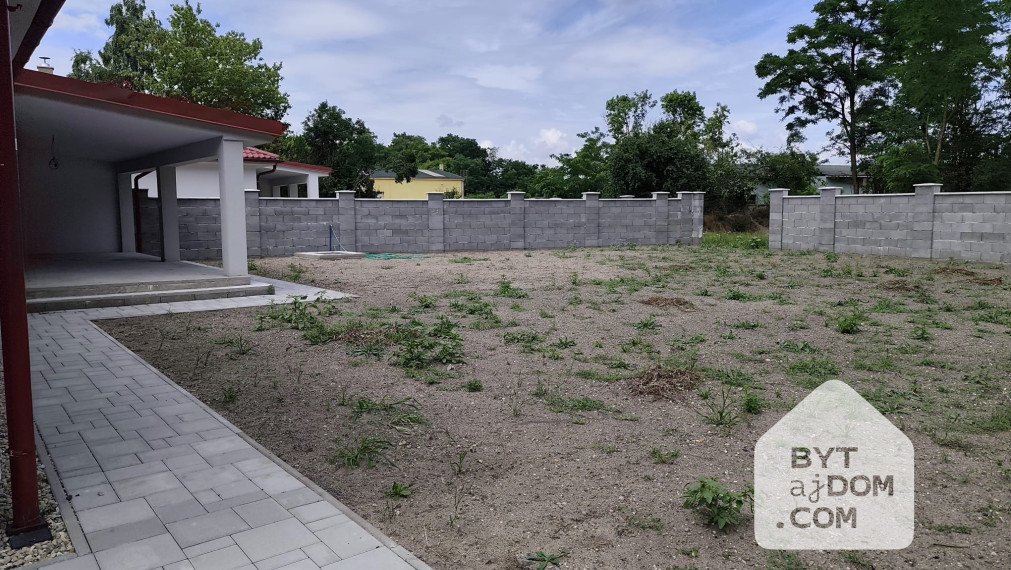 Na predaj velký 4-izbový bungalov pri obci Závod - Tomky