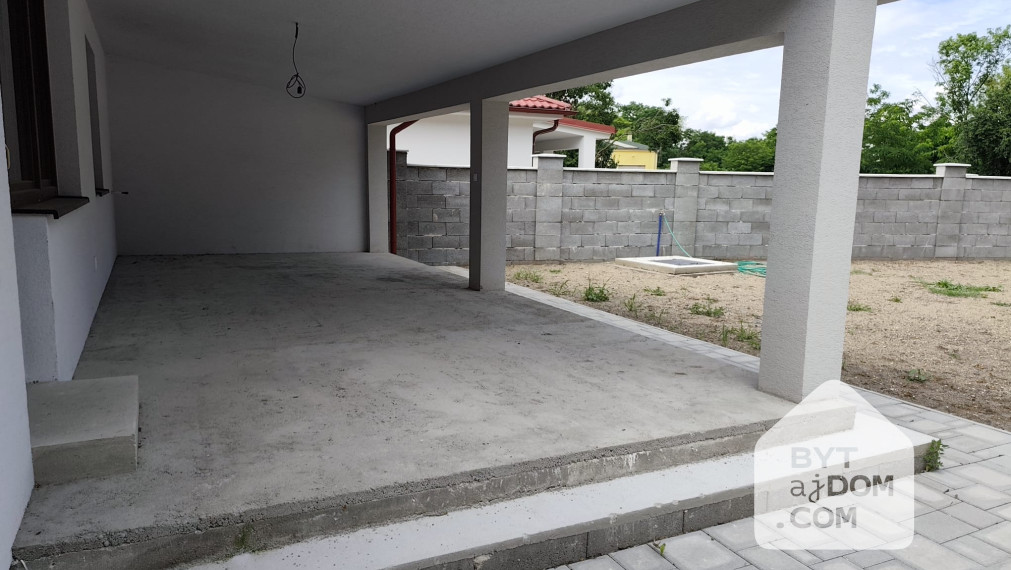 Na predaj velký 4-izbový bungalov pri obci Závod - Tomky