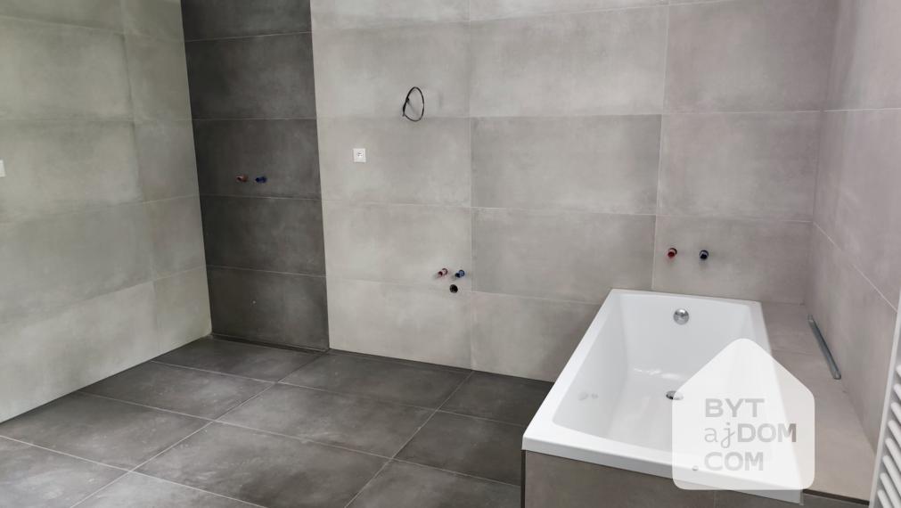 Na predaj velký 4-izbový bungalov pri obci Závod - Tomky