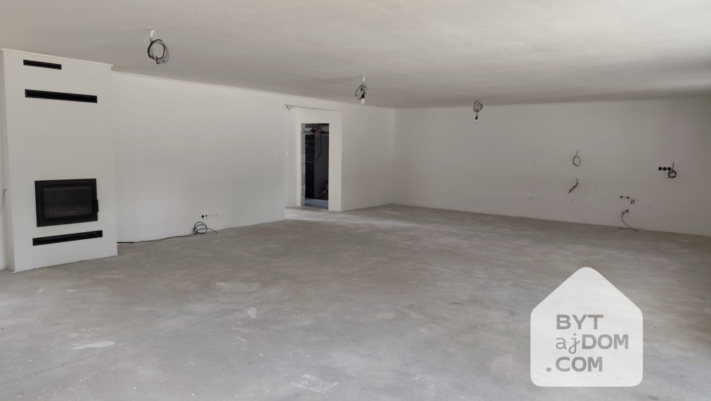 Na predaj velký 4-izbový bungalov pri obci Závod - Tomky