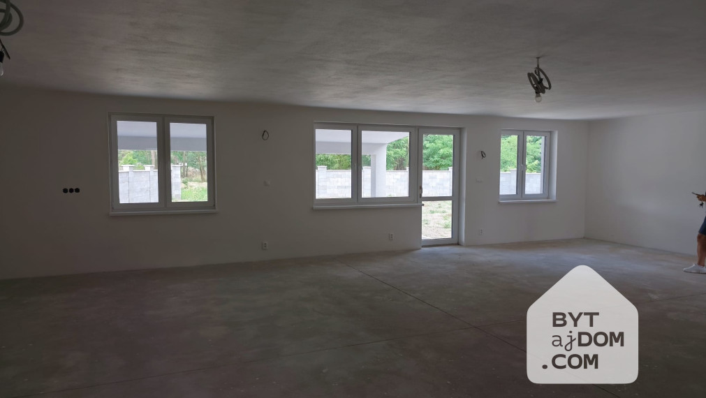 Na predaj velký 4-izbový bungalov pri obci Závod - Tomky