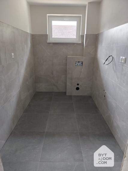 Na predaj velký 4-izbový bungalov pri obci Závod - Tomky