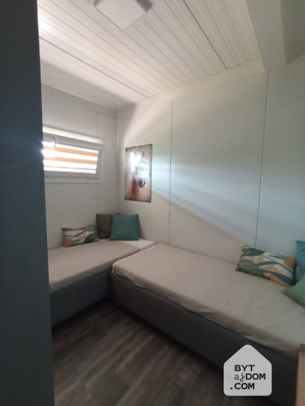 Predaj modernej chaty s pozemkom pri jazere v Záhorí