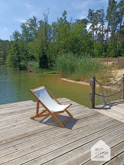 Predaj modernej chaty s pozemkom pri jazere v Záhorí