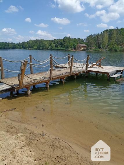 Predaj modernej chaty s pozemkom pri jazere v Záhorí