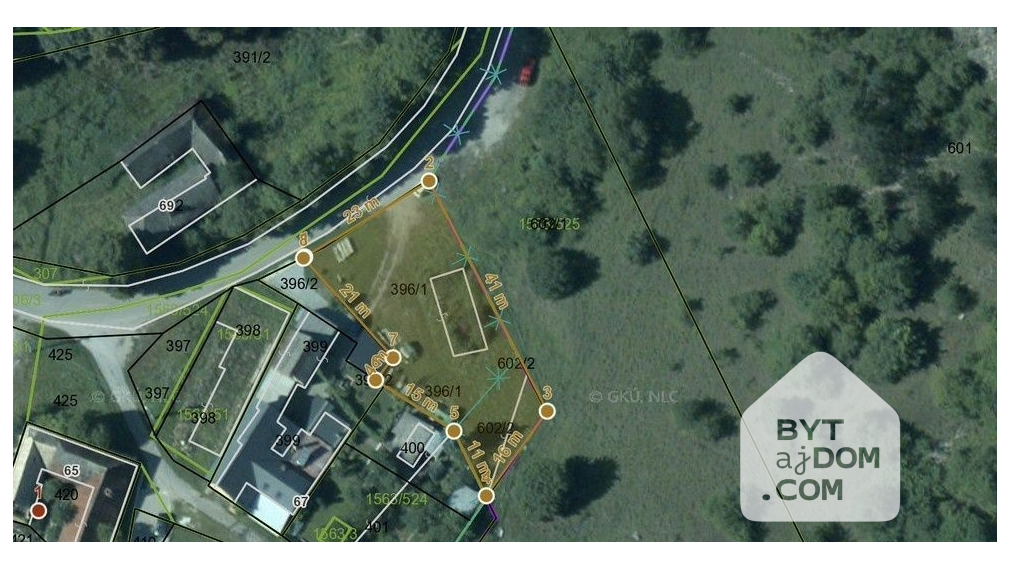 Výnimočný stavebný pozemok s výhľadom na Čachtický hrad.