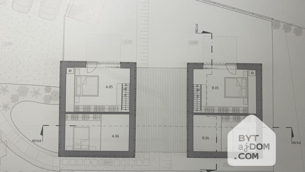 Výnimočný stavebný pozemok s výhľadom na Čachtický hrad.