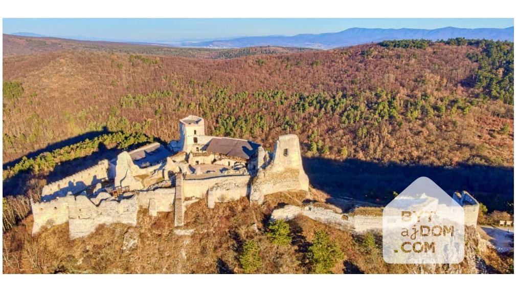 Výnimočný stavebný pozemok s výhľadom na Čachtický hrad.