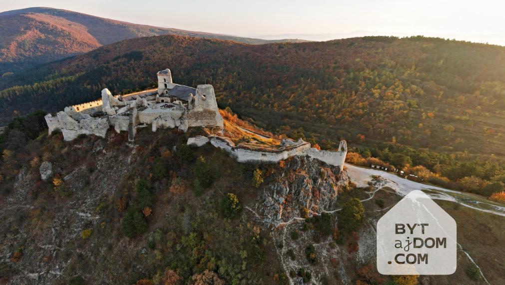 Výnimočný stavebný pozemok s výhľadom na Čachtický hrad.