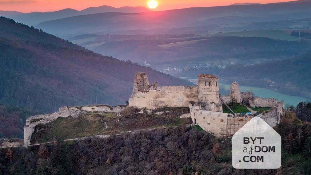 Výnimočný stavebný pozemok s výhľadom na Čachtický hrad.