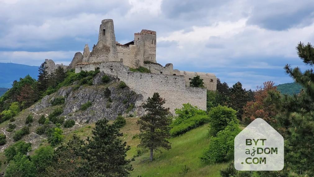 Výnimočný stavebný pozemok s výhľadom na Čachtický hrad.