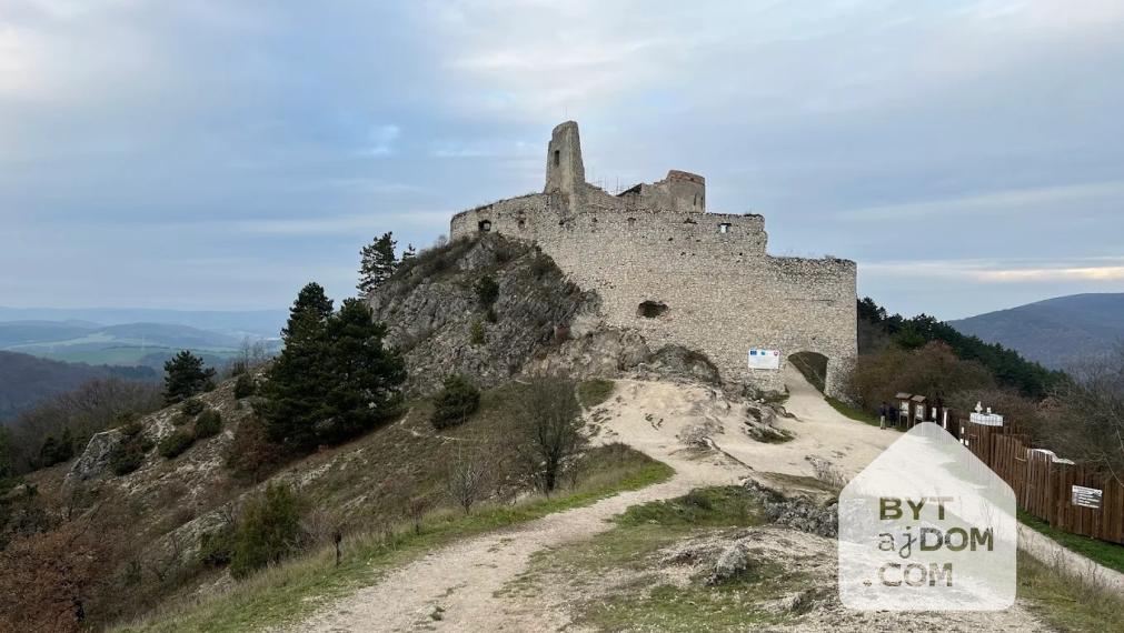 Výnimočný stavebný pozemok s výhľadom na Čachtický hrad.