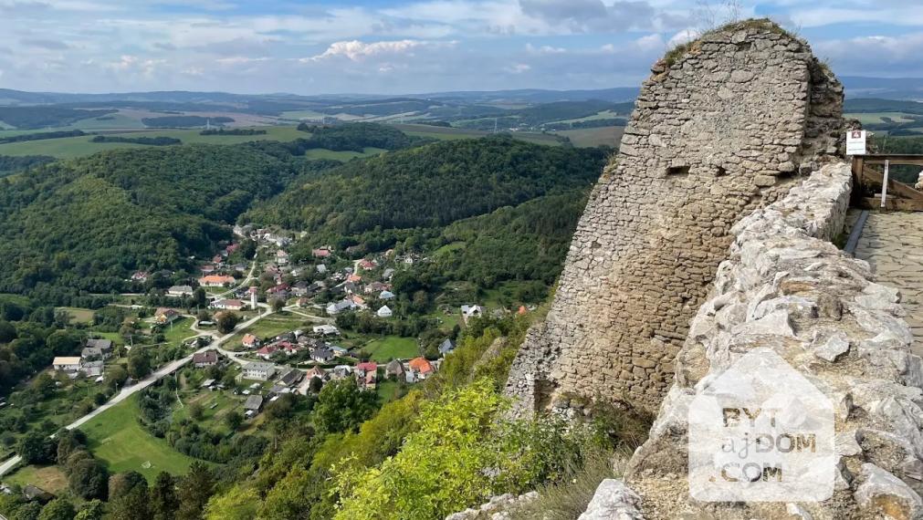 Výnimočný stavebný pozemok s výhľadom na Čachtický hrad.
