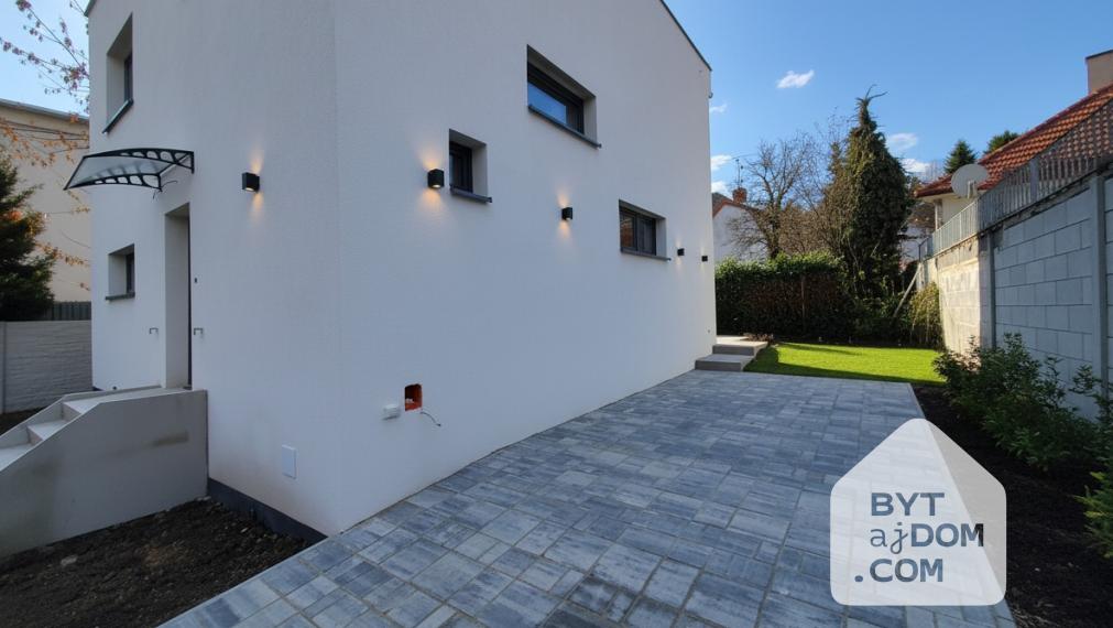 Na predaj moderný dvojpodlažný 5-izbový rodinný dom v Lamači