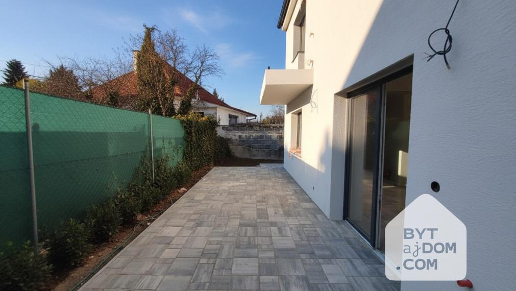 Na predaj moderný dvojpodlažný 5-izbový rodinný dom v Lamači