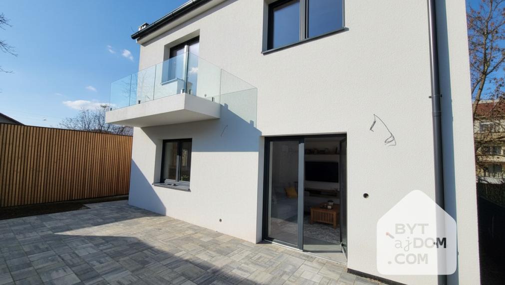 Na predaj moderný dvojpodlažný 5-izbový rodinný dom v Lamači