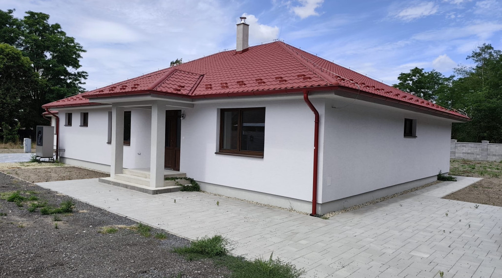 Na predaj velký 4-izbový bungalov pri obci Závod - Tomky