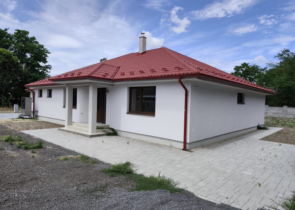 Na predaj velký 4-izbový bungalov pri obci Závod - Tomky