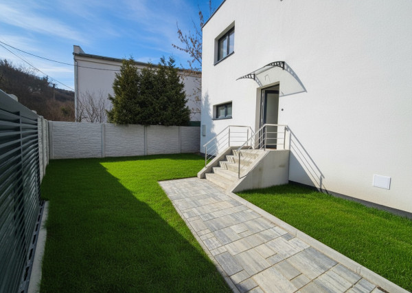 Na predaj moderný dvojpodlažný 5-izbový rodinný dom v Lamači